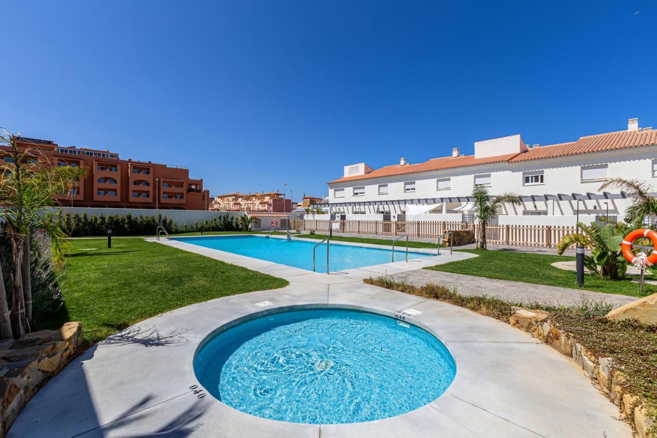 At 350m, Pool, Chillout Patio And Fibre Wifi *